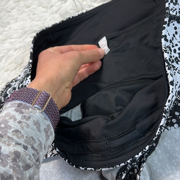 Lululemon Speed Up Short *2.5" Chirasu Black / Chirakasu Alpine White - Picture 2 of 6